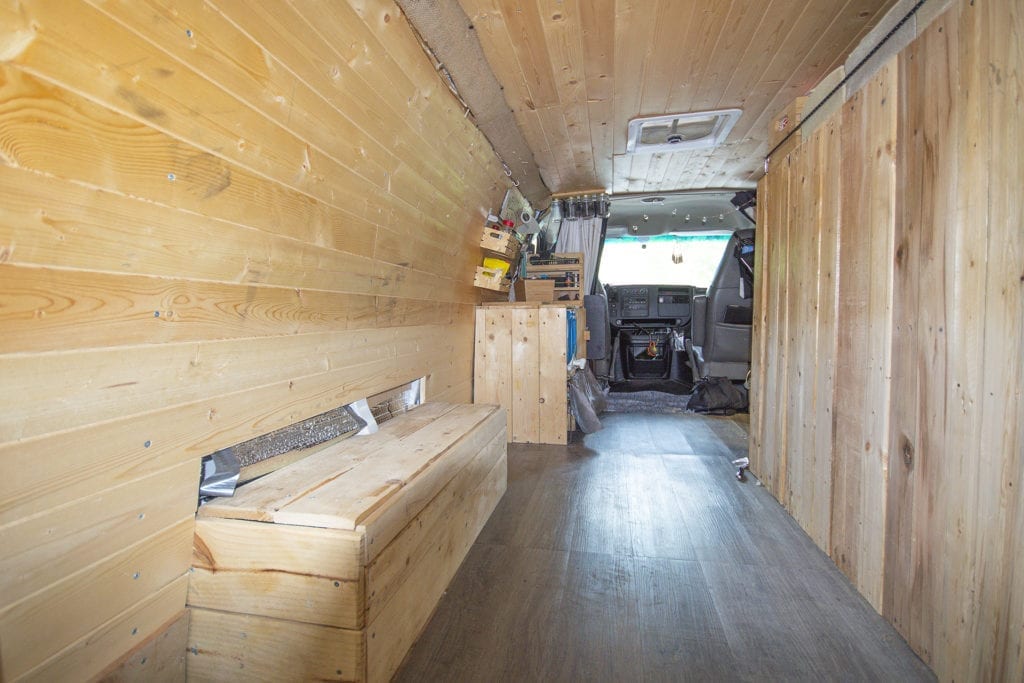 cette image présente l'intérieur d'une van non aménagée.