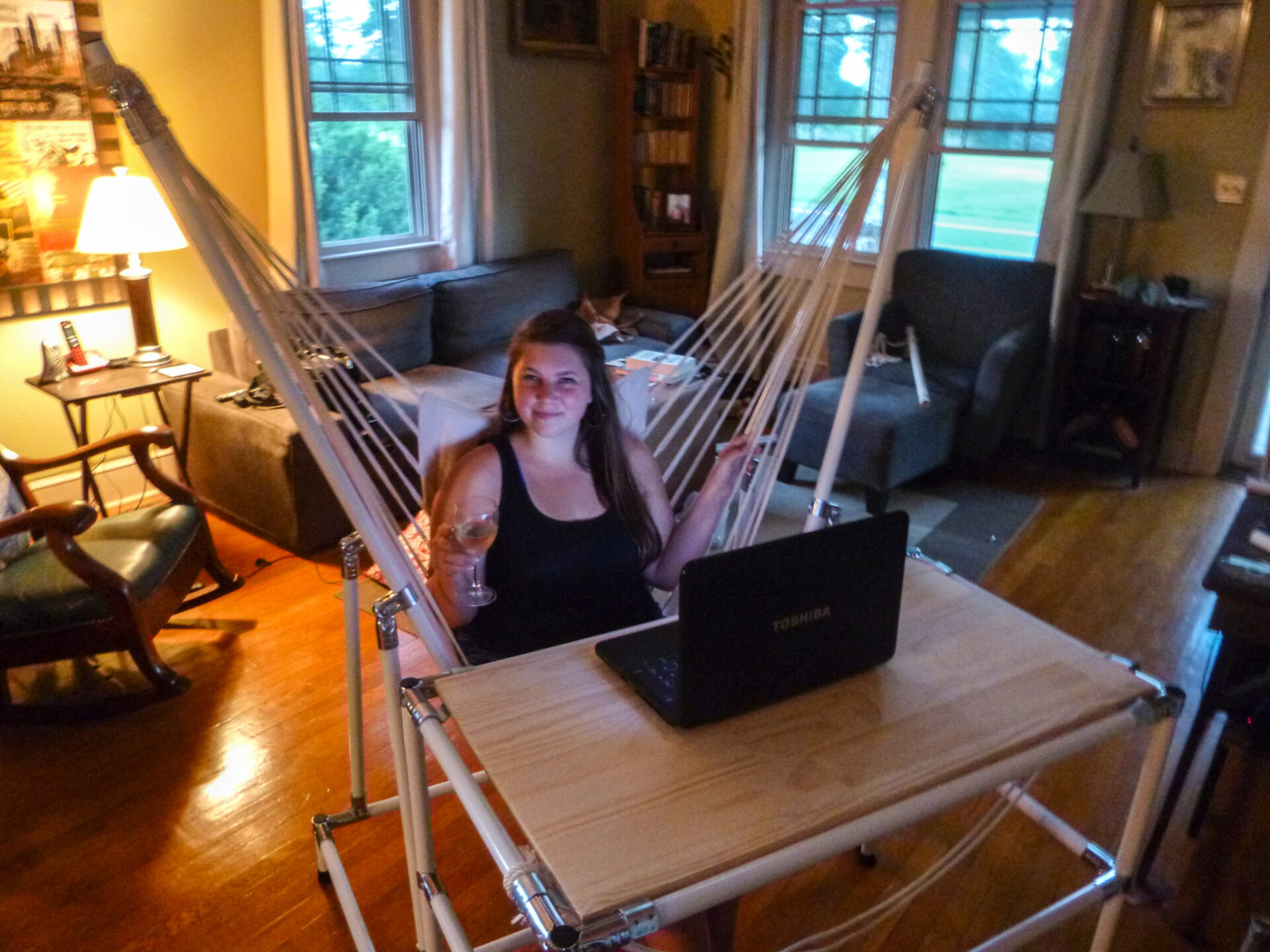 Bureau d'ordinateur DIY avec chaise hamac intégrée