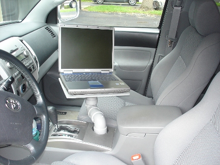 Cette image présente un support à ordinateur adapté pour la van.