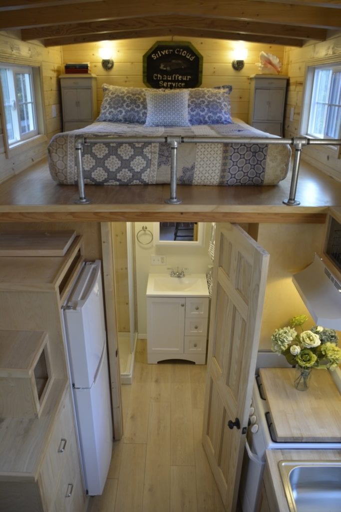 Cette image présente un lit DIY pour la van.