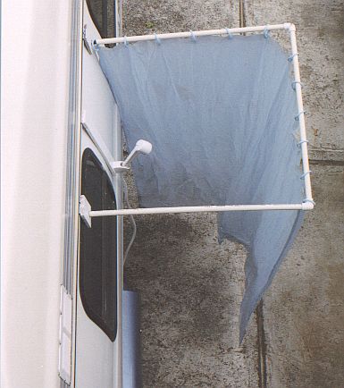 Cette image présente une douche DIY pour la van.