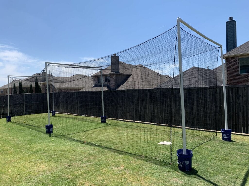 Cette image présente une Cage de frappeur de baseball DIY.