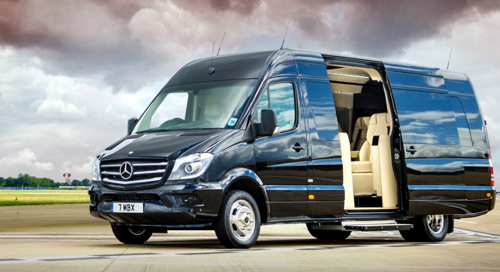 Cette image présente une Mercedes-Benz Sprinter pour la conversion de van.