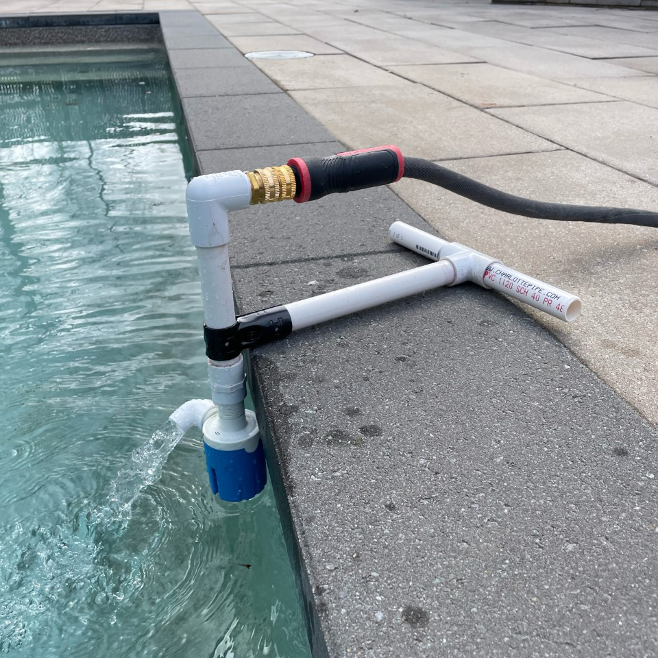 Support DIY pour remplir la piscine